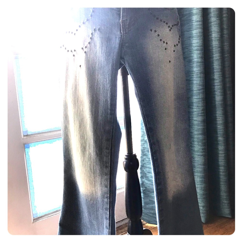 Women’s blue jeans.